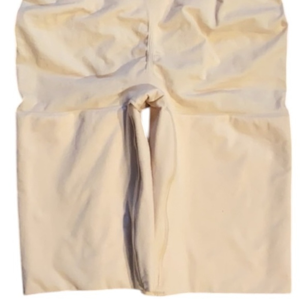 NWOT SPANX Higher Power Short - Picture 12 of 15